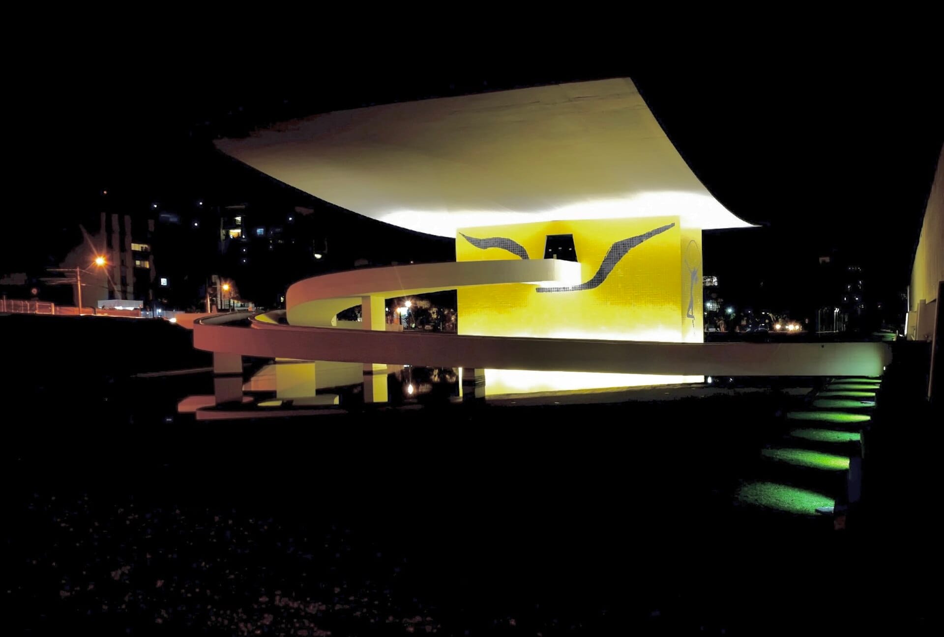 Museu Oscar Niemeyer, referência arquitetônica da frente de cultura e memória