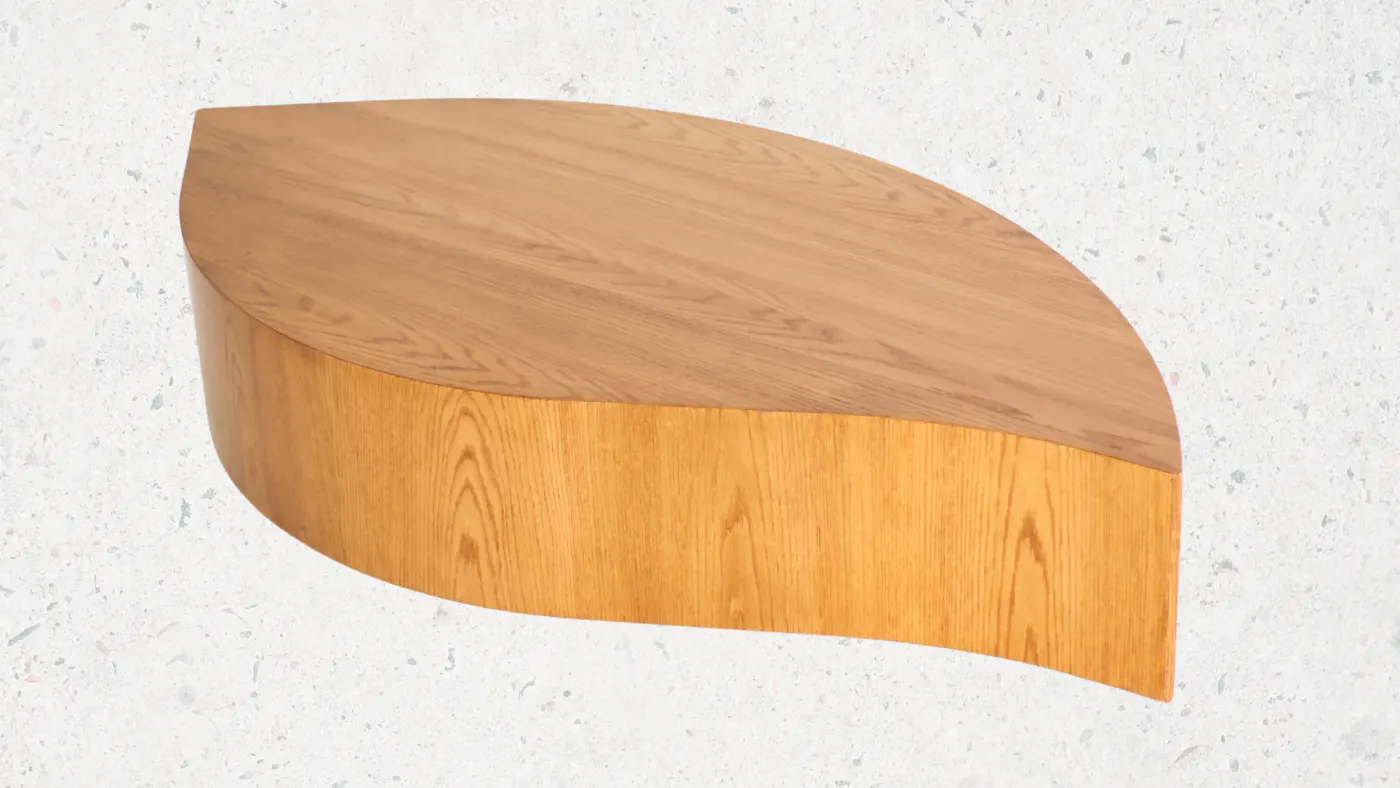 Mesa de centro de madeira com contorno orgânico inspirado em uma folha
